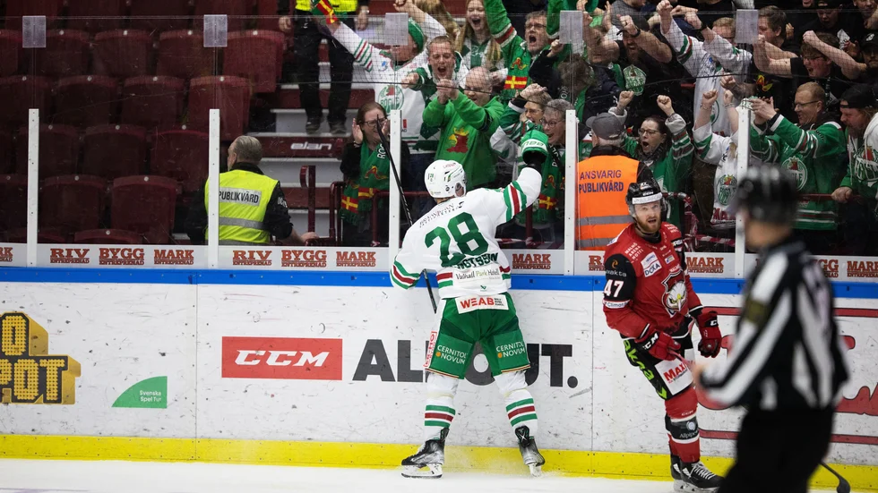 Rögleforwarden Anton Bengtsson jublar med sina supportrar efter 5–2 borta mot Malmö i Skånederbyt.