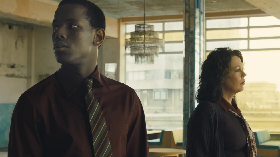 "Empire of light" är en trösterik berättelse om kärleken mellan den unge Stephen (Michael Ward) och den något äldre Hillary (Olivia Colman) som möts i ett slitet biopalats.
