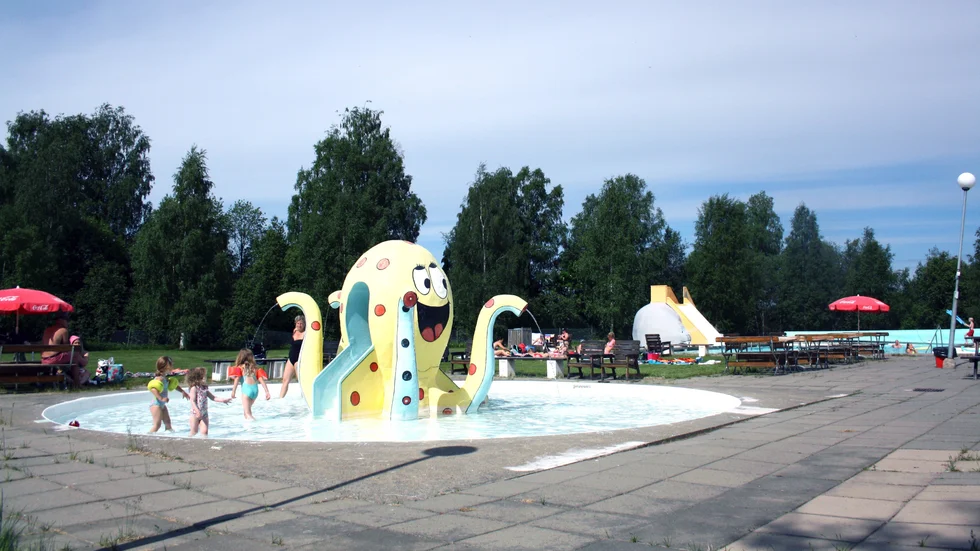 Under helgen bröt sig en eller flera personer in på Kågebadet och stal snacks och läsk från kiosken. Händelsen är nu polisanmäld.