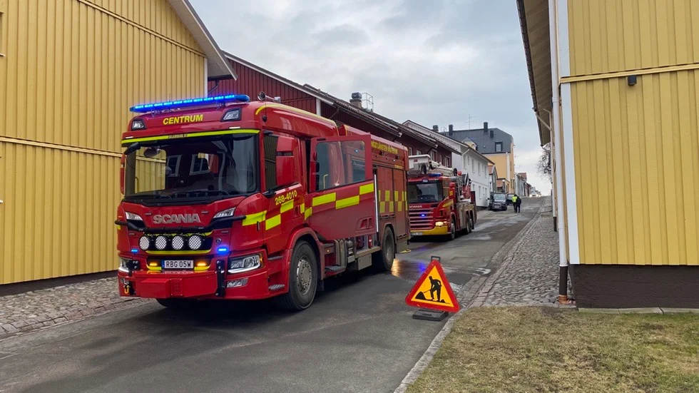 Den första styrkan som anlände till adressen berättade om röklukt i trapphuset. Ingen rökutveckling var dock synlig utifrån i det skedet.