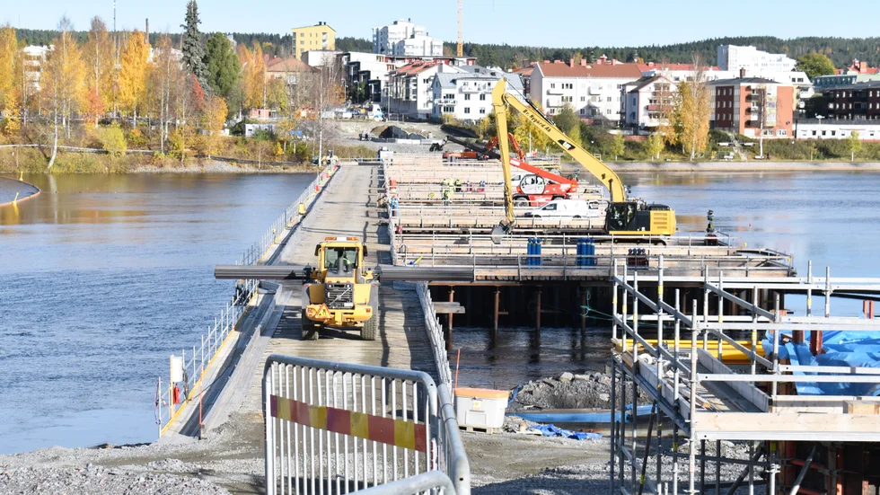 Karlgårdsbron, den nya pålbryggan används. Bron budget diskuterades i kommunfullmäktige.