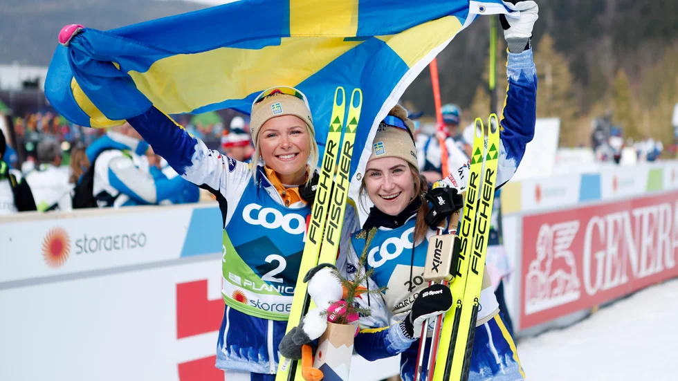 Frida Karlsson och Ebba Andersson efter skiathlonloppet.