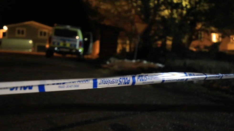 Polisen spärrade av ett område runt flerbostadhuset i Norrskedika under skottdramat.