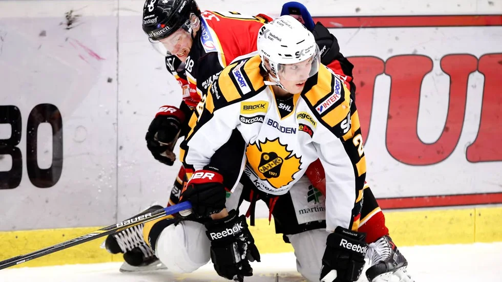 Bodensonen. Oskar Sundqvist ses här på fall, men hans 	Skellefteå vann matchen.