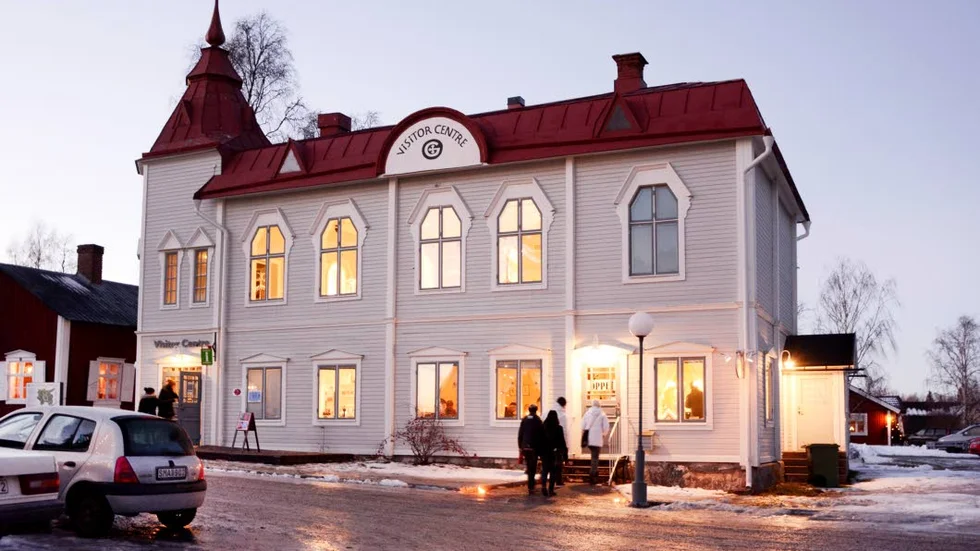 ÖPPET? Om turister väljer att åka till kyrkbyn och vill gå in på turistbyrån så måste de passa på tisdagar och torsdag mellan vissa klockslag dagtid för att ha en chans att få lite guidning. På somrarna är öppettiderna generösare.