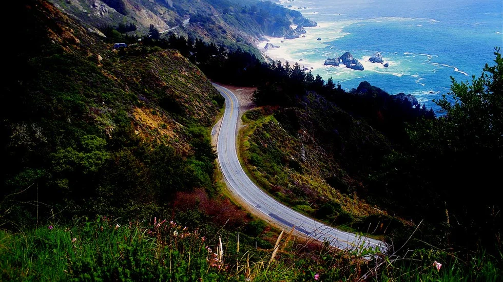 Landsvägen i Big Sur slingrar fram mellan bergen och havet.