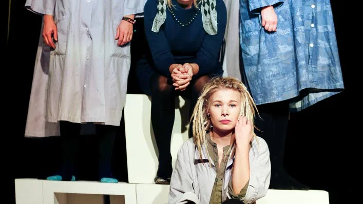 Sex kvinnoöden. Anna Kumpula Kostet, Helene Kero Hurula, Regina Veräjä, Sanne Kangas, Ida Nordmark Haapala och Eva Törmä spelar kvinnorna som isoleras på en BB-avdelning.