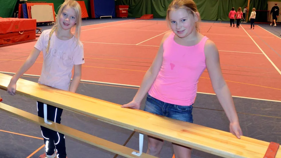 GYMNASTIKHALL. Vid Tallbacka Idrottsplats finns en gymnastiksal där skolan bedriver idrott. Emma Johansson och Engla Apelqvist Blomqvist.
