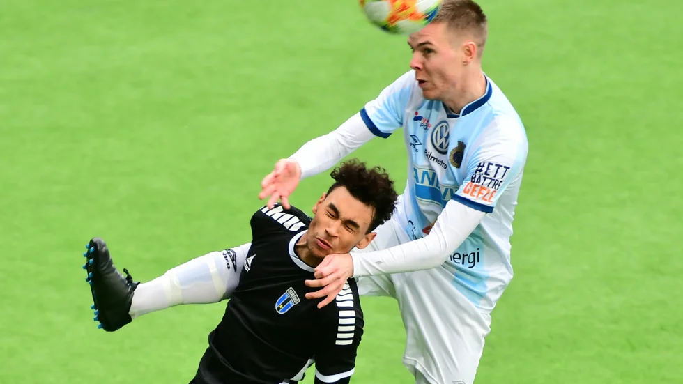 Joakim Persson (i den svarta Siriuströjan) gjorde ett klassmål mot Gefle på Gavlevallen. Här är han i en närkamp på mittplan. 17-årigen fick beröm av tränaren Henrik Rydström.