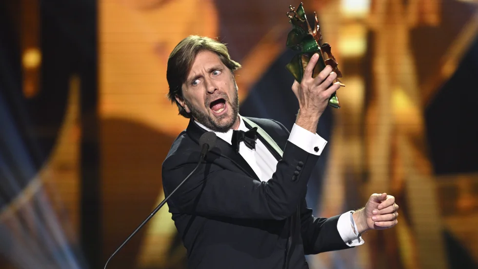 Ruben Östlund tar emot guldbaggen för bästa regi för filmen "Triangle of sadness".
