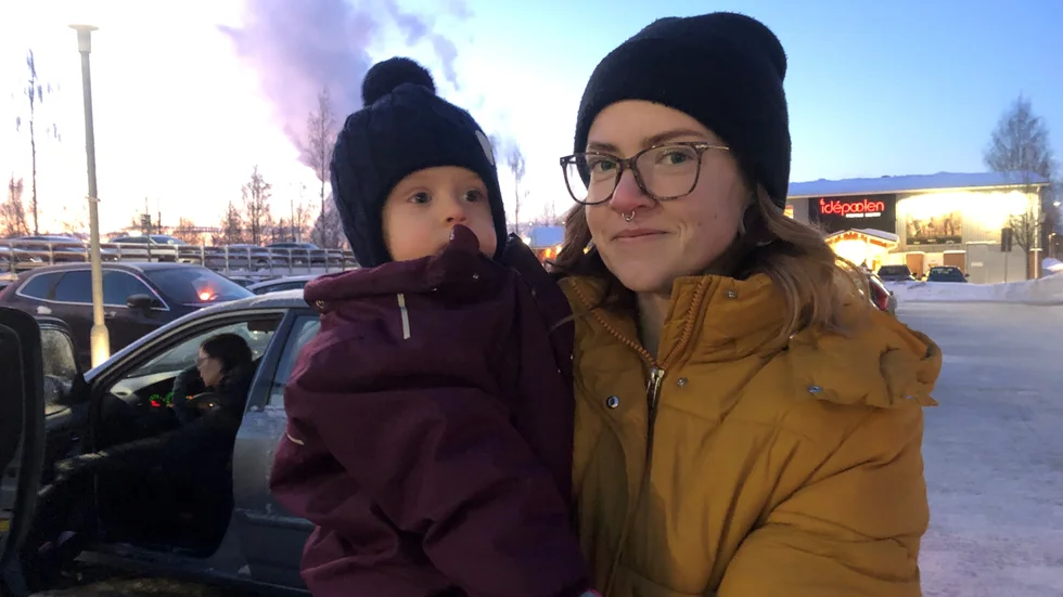 Klara och Anna Björk: Klara, 1,5 år ska leka med sina bamsefigurer som är ett stort intresse just nu, enligt mamma Anna. Annars ska familjen vara hemma och ta det lugnt.