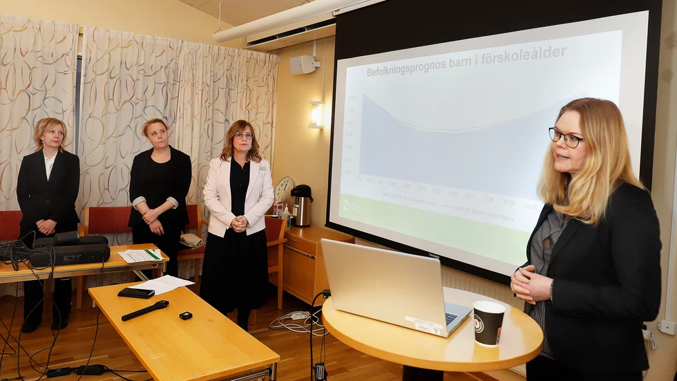  
Förskolan i Eskilstuna har en tuff tid framför sig när konstnaderna ska minska och personal sägas upp. På tisdagens presskonferens medverkade från vänster till höger: Nina Tuncer (S), nämndordförande i förskolnämnden, Moa Skoglöf, HR-chef på barn- och utbildningsförvaltningen, Tina Persson, skolchef för förskolan och Annelie Pettersson, ekonomichef på barn- och utbildningsförvaltningen.