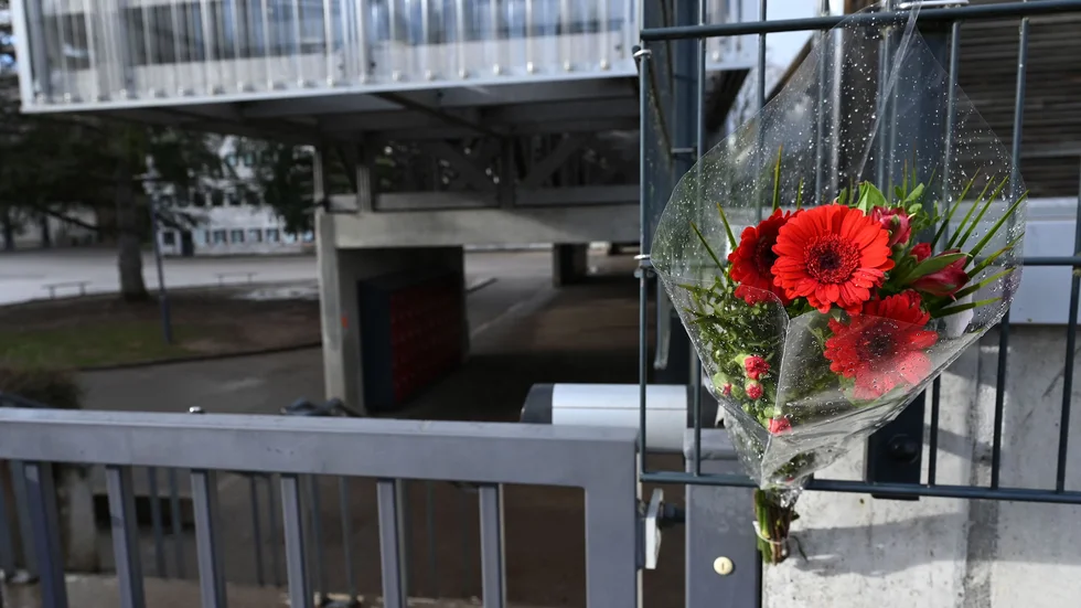 En blomma framför skolan i Frankrike där den 13-årige pojke gick som tog sitt liv förra helgen. Misstanken är att orsaken till självmordet var att pojken mobbades eftersom han var gay.