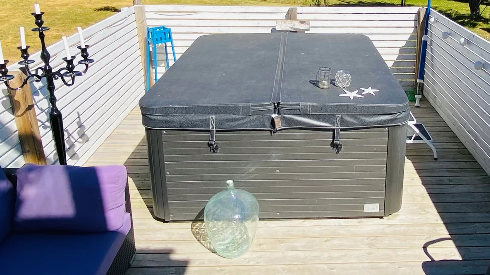 En camping på södra Gotland måste ta bort bland annat en jacuzzi som de utan tillstånd har ställt på strandskyddat område. (Jacuzzin på bilden har inget med texten att göra.)