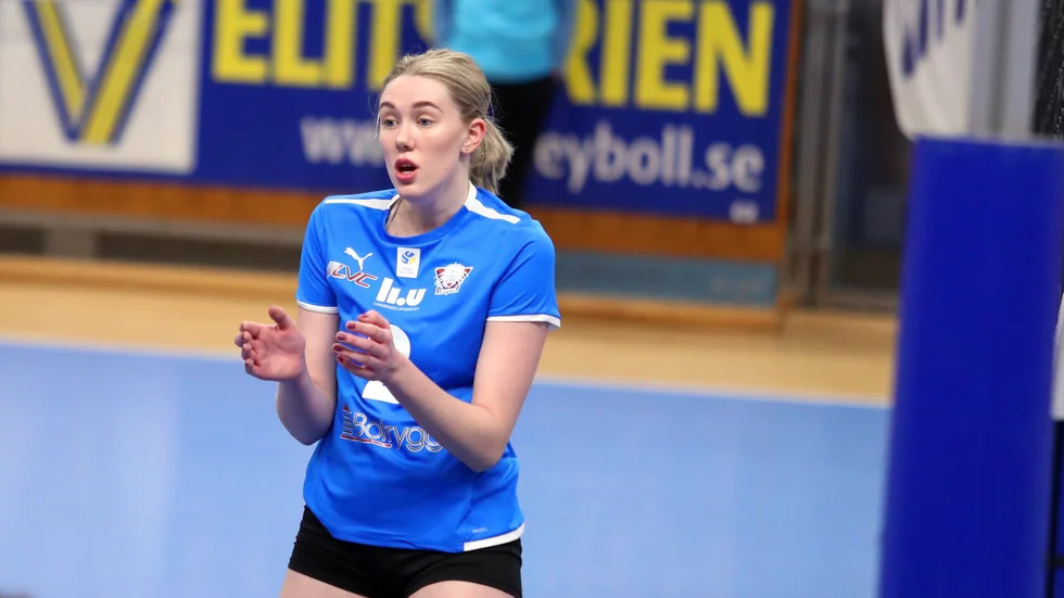 Klara Juneholm applåderar.