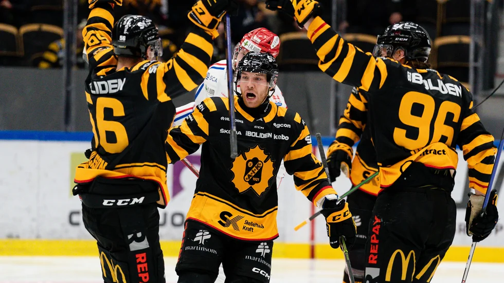 Filip Sandberg har tagit plats i kedjan med Rickard Hugg och Jonathan Johnson, där alla tre spelade fram till mål under kvällen.