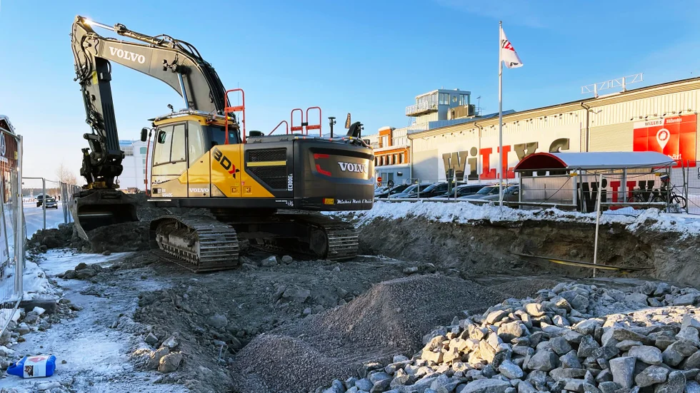 En stor yta utanför Willys i centrala Luleå har spärrats av för grävarbeten.