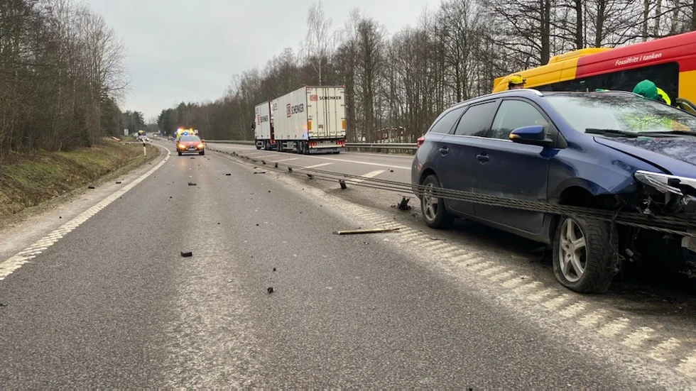 Bilisten körde i fel körbana och svängde in i vajerräcket för att undvika en frontalkrock.