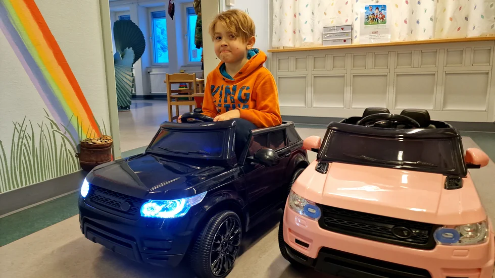 Verner Rynbeck, åtta år, från Puoltikasvaara, gav de nya elbilarna godkänt betyg. 