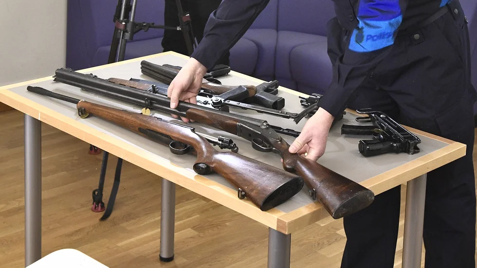 Forensiker jobbar bland annat med att undersöka vapen. Men det är framför allt den it-forensiska verksamheten som släpar efter. Arkivbild.