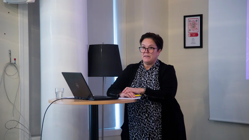 Skolchefen Malin Westling berättar att ett spar på nästan tio miljoner kronor skulle slå hårt mot skolan. (Arkivbild)