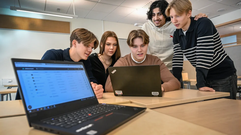 Oskar Gustafsson, Emilia Lind, Noel Thorén, Amin Beygi och Einar Styrman som alla går på Västra Kungsholmens gymnasium i Stockholm med inriktning mot aktier.