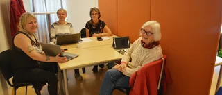 Digital onsdag på biblioteket lockar de äldre: "Det är en demokratifråga att kunna ta del av samhällstjänster"