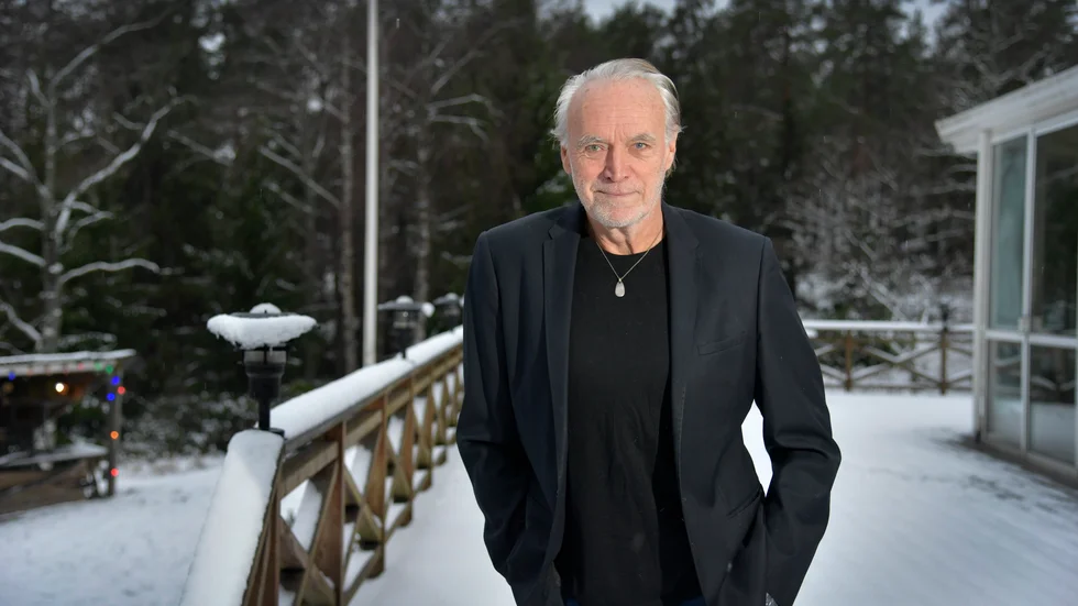Två veckor före jul, 10 december, står Claes af Geijerstam på scenen på Zatine i Strängnäs. Bilden togs i samband med profilens 75-årsdag i fjol.