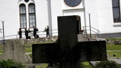 STENUNGSUND 060607 
Begravinigsceremoni fšr den dšdsmisshandlade nioŒriga pojken Bobby hšlls i …dsmŒls Kyrka fšr att senare under dagen jordfŠstas pŒ Norums Kyrka pŒ onsdagen den 7:e juni, 2006. Bobby blev torterad och misshandlad till dšds av sin mamma och styvfar under vŒren 2006. Mamman som Šr siter hŠktad fick tillstŒnd att nŠrvara vid begravningen.
Foto Bjšrn Larsson Rosvall / SCANPIX / kod 9200