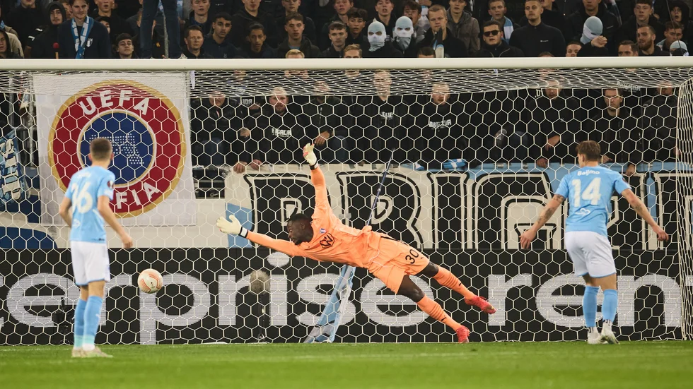 Malmö FF-målvakten Ismael Diawara ser Teddy Teumas avslut gå in i mål. Royale Union Saint-Gilloise vann matchen med 2–0.