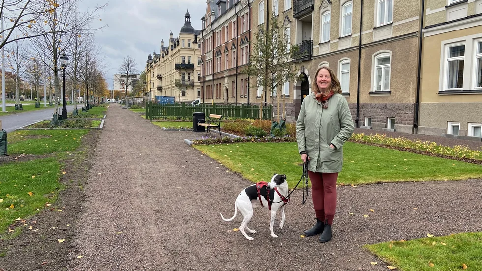 Åsa Johnsen och hunden Wille bor i ett av husen utmed Östra promenaden. Åsa är nöjd med planteringarna som gjorts. "Det gör ju att det blir lite mer parkkänsla", säger hon.