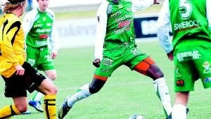 vassa. Bobo Bola gjorde sitt fjärde mål för säsongen och Johan Isaksson sitt första mot Forward.Foto: Andreas Wälitalo
