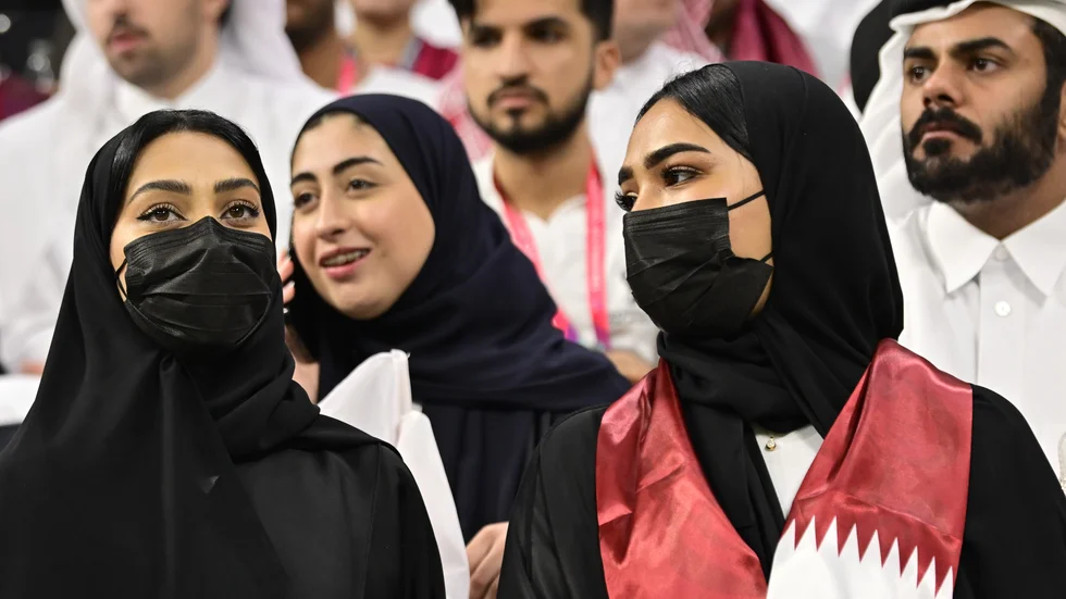 "Kvinnorna på hemmaplan i Qatar har manliga förmyndare som beslutar om deras giftemål, studier och sjukvård. Om de sitter på VM-läktaren är det knappast deras eget val", skriver krönikör Jenny Ekenlie.

 