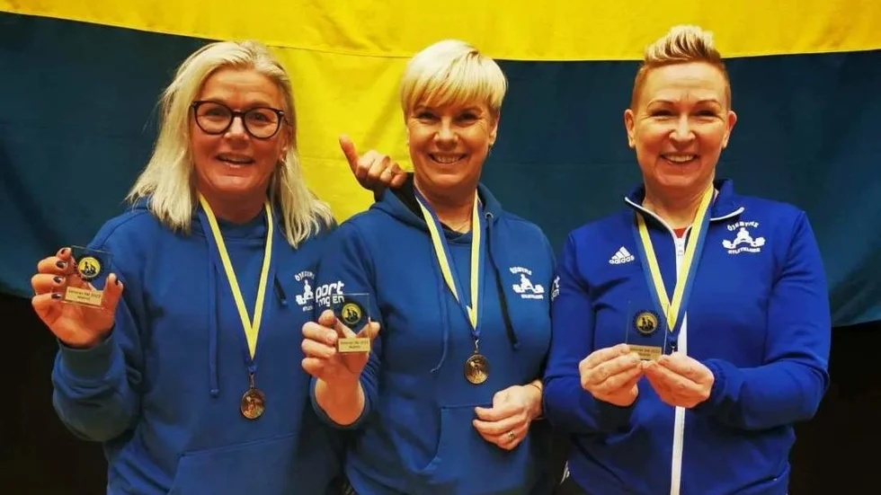 Tre starka och glada bronsmedaljörer i Öjeby AK, från vänster: Annika Eriksson, Anette Skogsberg och Ulrika Lindkvist Pettersson. 
