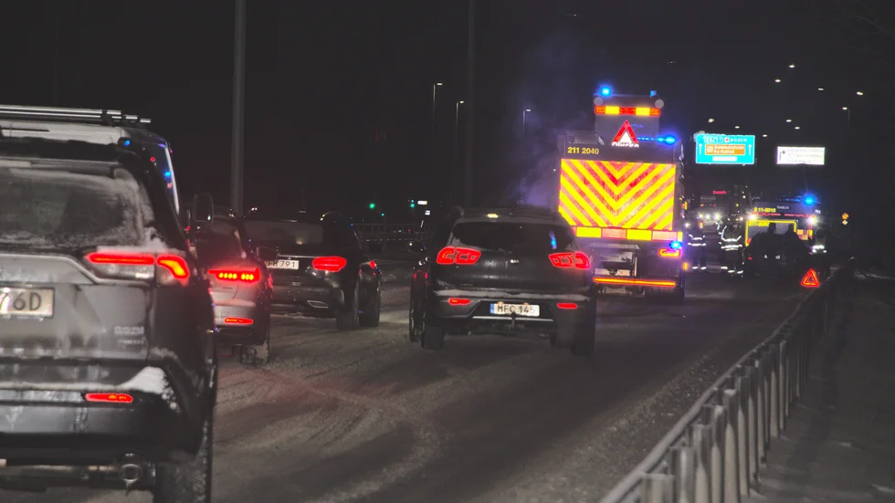 Vid fyra-tiden på fredagen stod det stilla i trafiken i det högra körfältet, ut från Luleå, efter 97:an.