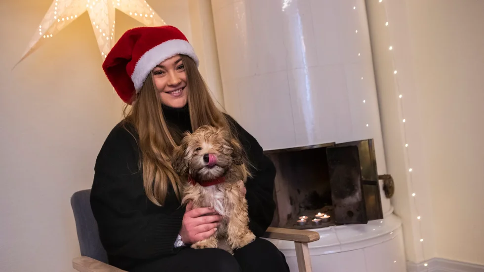 Här är vi, jag och Iris! Vi hoppas att ni ska vilja följa med oss i vår digitala julkalender från och med 1 december och hela vägen fram till julafton.