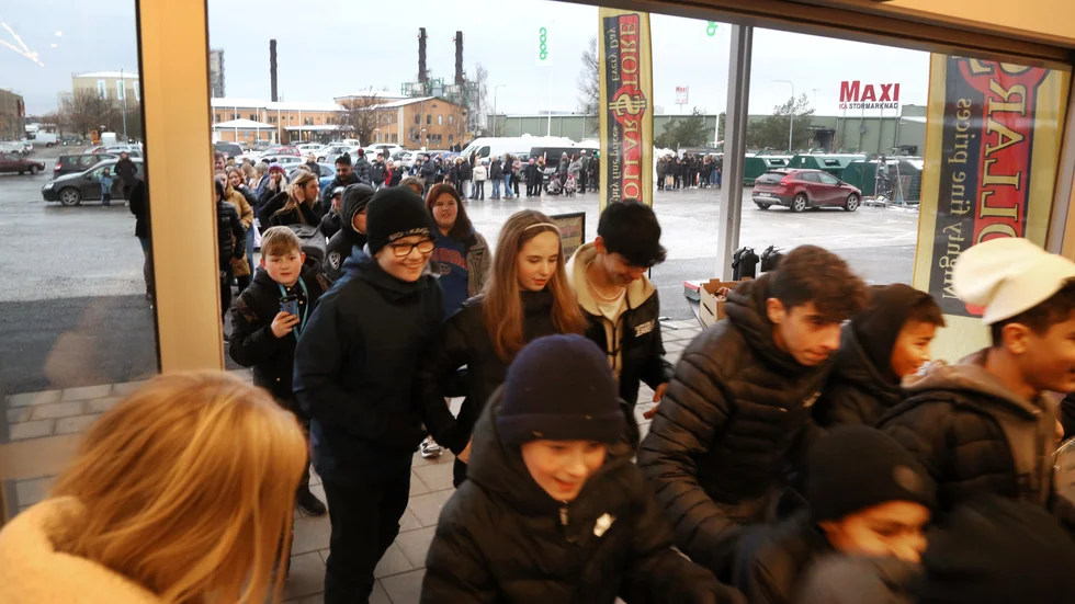 Två ordningsvakter hade koll på att insläppet gick lugnt till. Flera hundra väntade utanför butiken strax innan öppning klockan 10 på fredagen.