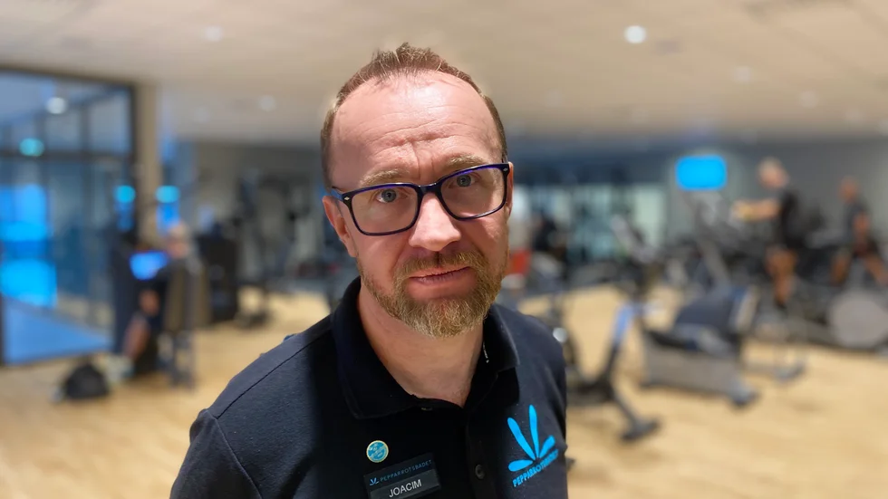 "Med en autogirofunktion skulle vi sälja många fler årskort. Att komma hit till gymmet och betala 4500 på ett bräde är för mycket pengar för många", säger enhetschefen Joacim Kåkemyhr.