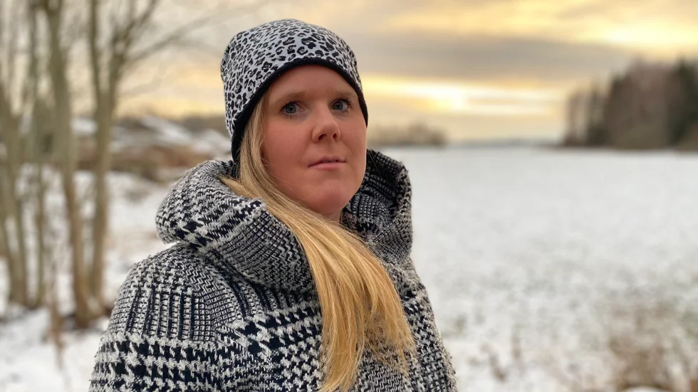 Emelie Sundberg skrev sin bok "Den som ristar blodörn" under graviditeten och mammaledigheten. Idén till boken har hon haft i fem år. Förhoppningen är att den kommer släppas någon gång nästa år.