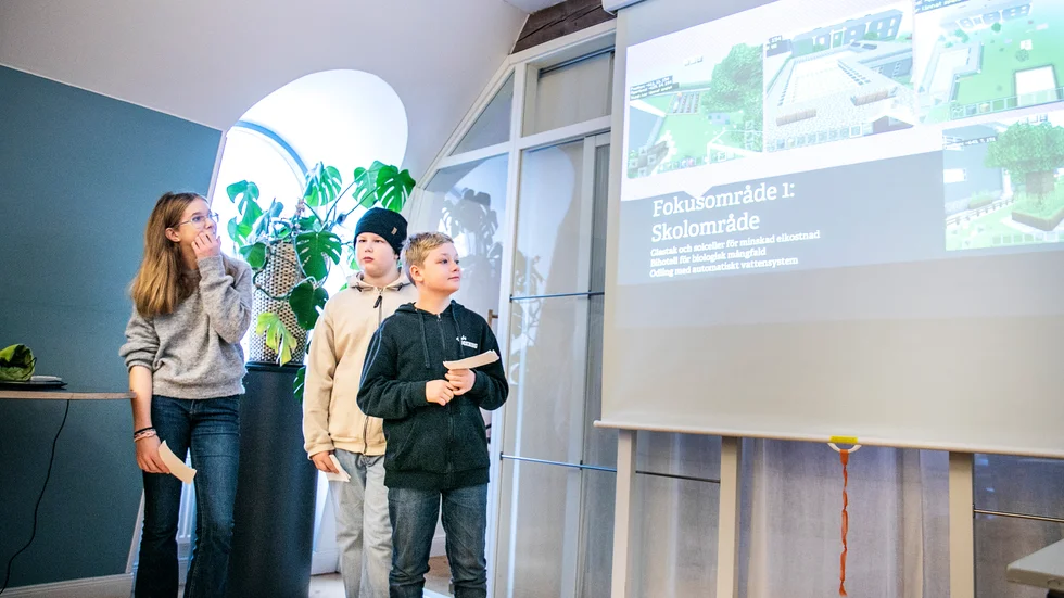 Terra Nova-eleverna Tilda Karlsson, Måns Lingvall, och Felix Bjellerup fick presentera sin skolklass' koncept på drömstaden "Nova City" inför juryn.
