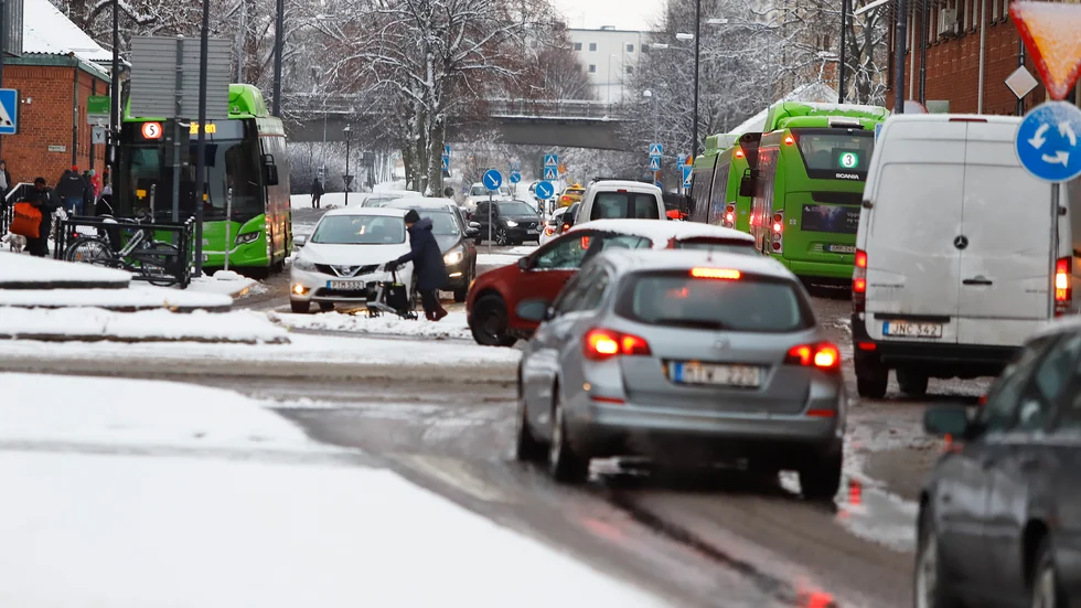 Att få bort bilarna från centrum kommer aldrig att gå, skriver insändarskribenten Kjell. Men en ny biltunnel skulle underlätta.