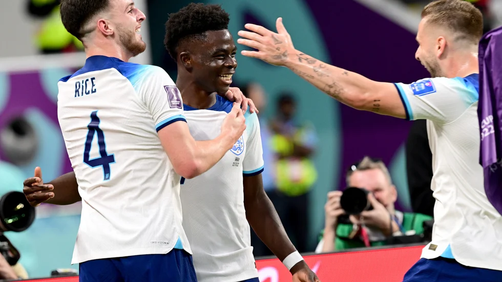 Bukayo Saka, mitten, kramas om efter att ha dundrat in Englands 2–0 i storsegern mot Iran.