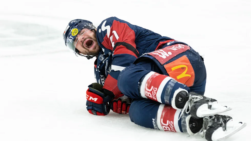 Linköpings Broc Little har rejält ont under ishockeymatchen i SHL mellan Frölunda och Linköping.