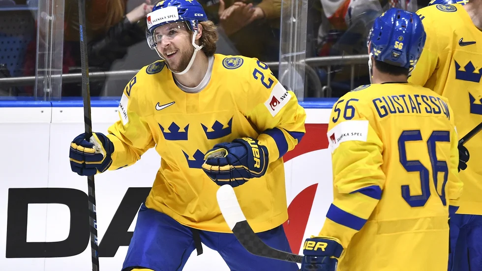 Mario Kempe, till vänster, är klar före Luleå. Arkivbild.