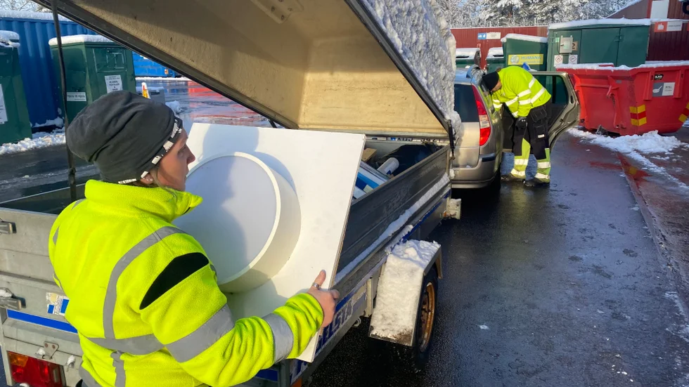 Pernilla Andersson och Ingemar Karlsson jobbar i arbetskooperativet Rondellen. Så här års är det mycket transporter, inte sällan till Hulje.