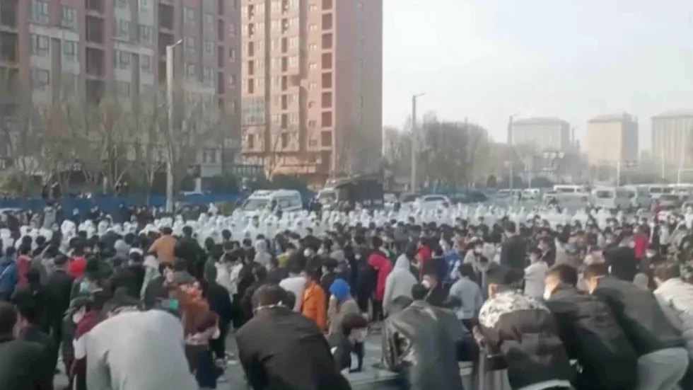 Torsdagens samling av arga fabriksarbetare i den enorma Iphone-fabriken i Zhengzhou.