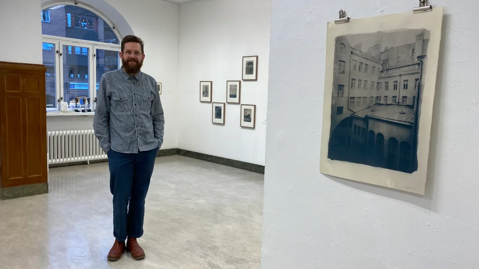Daniel Björkert i sin fotoutställning "Vals för stillheten" på Galleri Kronan i Norrköping. Stadsbilden, tagen med hålkamera, är från Helsingfors, "Stilla kvarter".