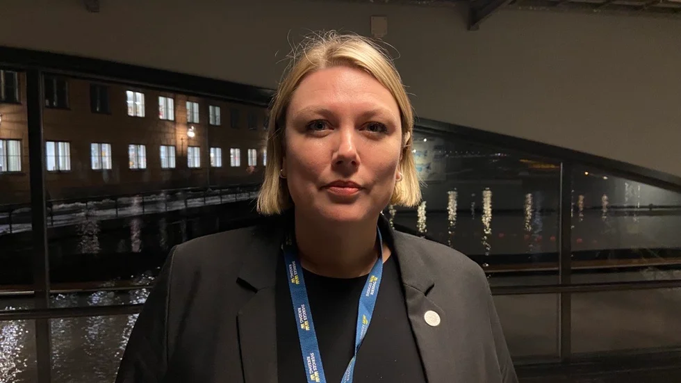 Marie Nicholson (M) i rännarbanan, en plats som förbinder flera riksdagshus och där politiker ofta skyndar sig igenom för att ta sig dit de ska.