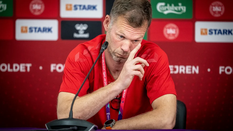 Danmarks assisterande förbundskapten under torsdagens pressträff under fotbolls-VM i Doha.