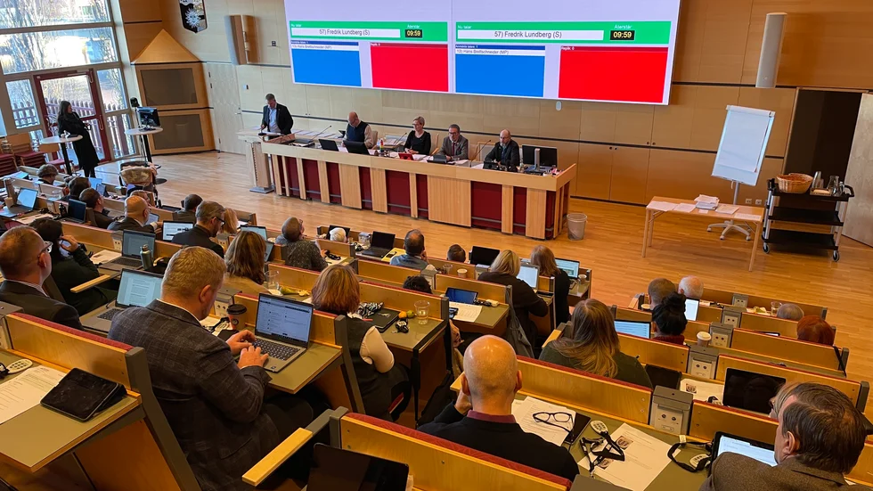 "När frågan nyligen debatterades i fullmäktige var försvarslinjen att projekten närmast kan liknas vid sociala projekt för långtidsarbetslösa."